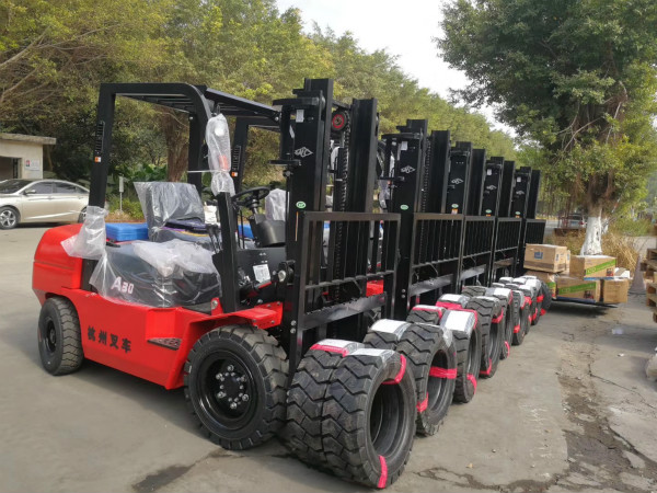 叉車?yán)系每?？不同階段的叉車保養(yǎng)你要注意！