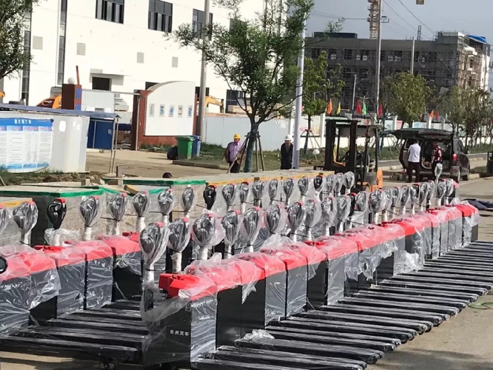 大氣登場！杭叉電動搬運(yùn)車大批量交付江蘇某新能源企業(yè)