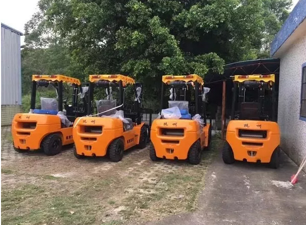 【叉車(chē)操作小知識(shí)】?jī)?nèi)燃叉車(chē)要怎么換擋？