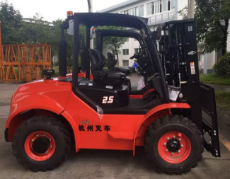 大氣威猛！杭叉四驅(qū)越野叉車(chē)攜手中石油“走出去”